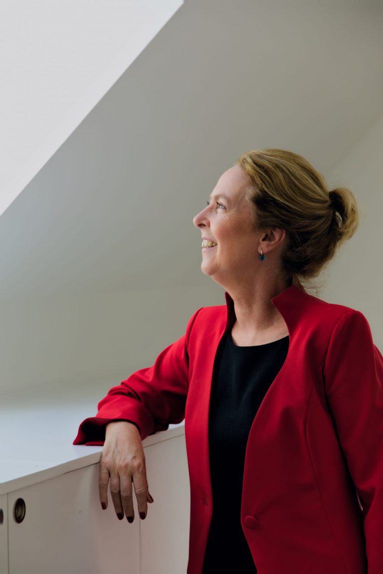 rood vestje raam scaled 1 768x1151