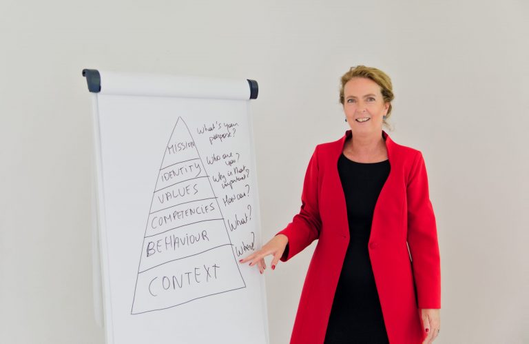 rood vestje slide scaled 1 768x499